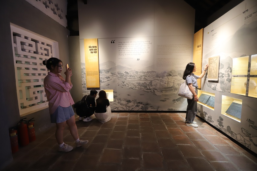 The images and documents on display offer a deep insight into the Vietnamese education system and examinations during the feudal period.